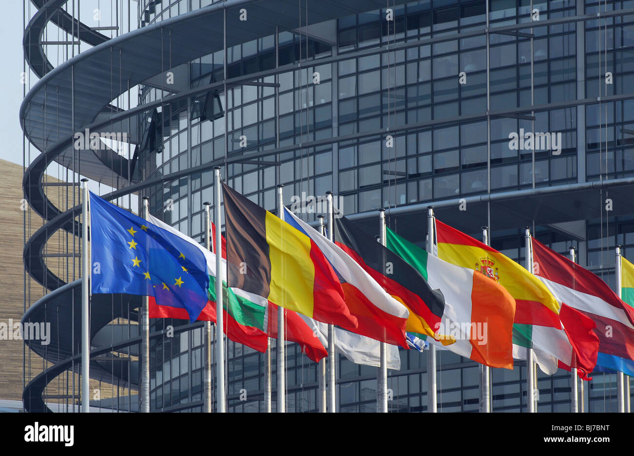 EU-Mitgliedstaaten Fahnen vor dem Gebäude des Europäischen Parlaments, Straßburg, Frankreich Stockfoto