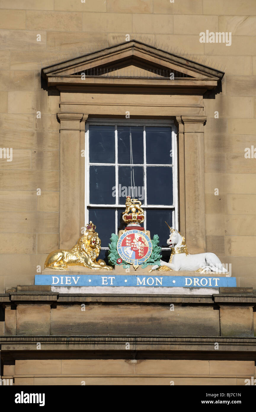 Wappen über der Tür der alten Zollhaus, jetzt Trinity Kammern auf Newcastle Quayside. Stockfoto