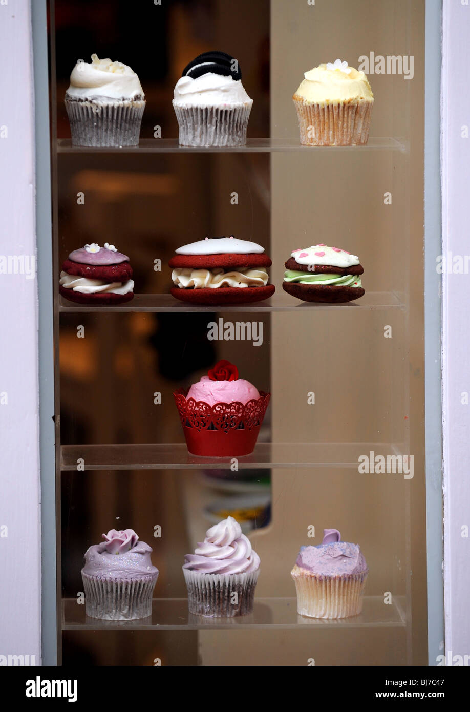Cup Cakes auf dem Display in einem Schaufenster in The Lanes Brighton UK Stockfoto