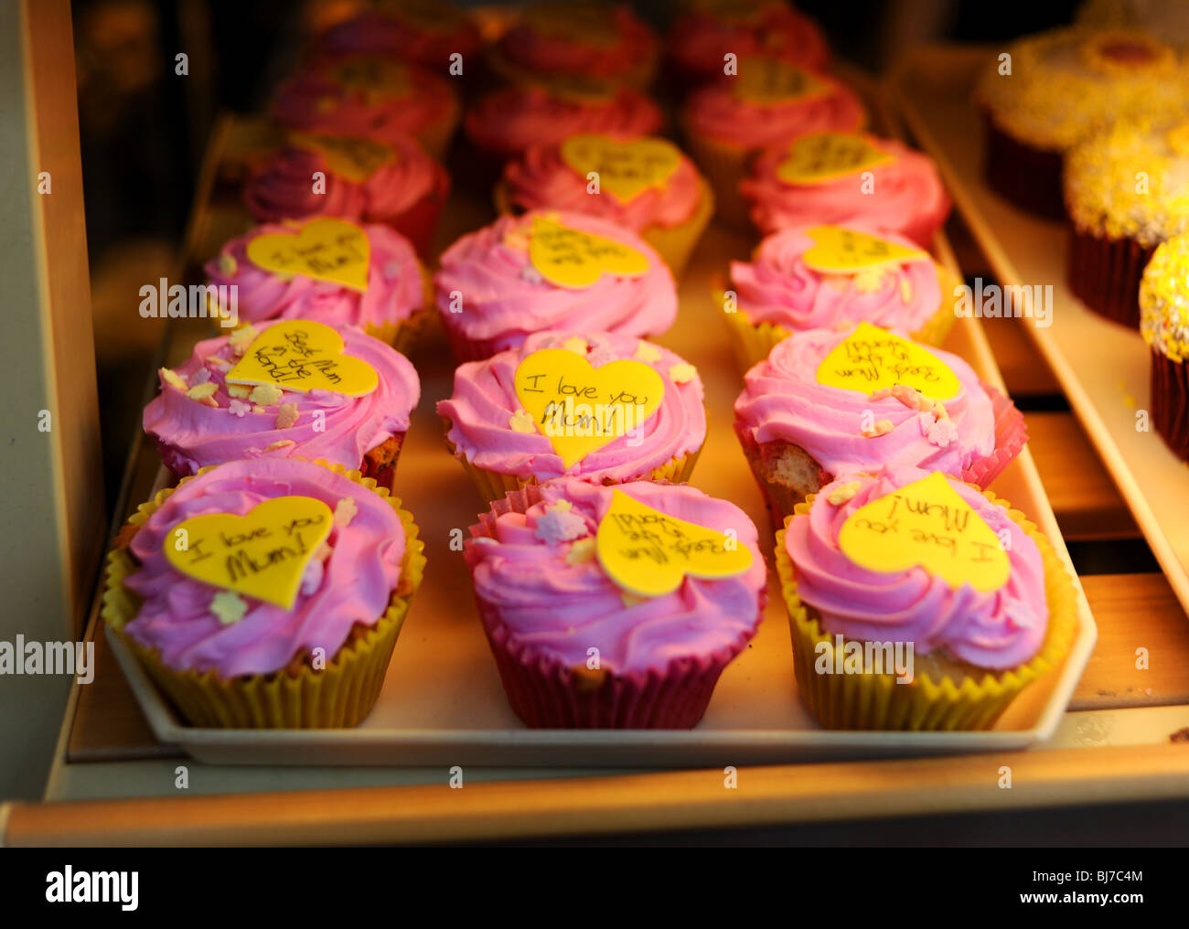 Cup Cakes für Muttertag auf dem Display in einer Bäckerei Greggs shop Fenster Brighton UK Stockfoto