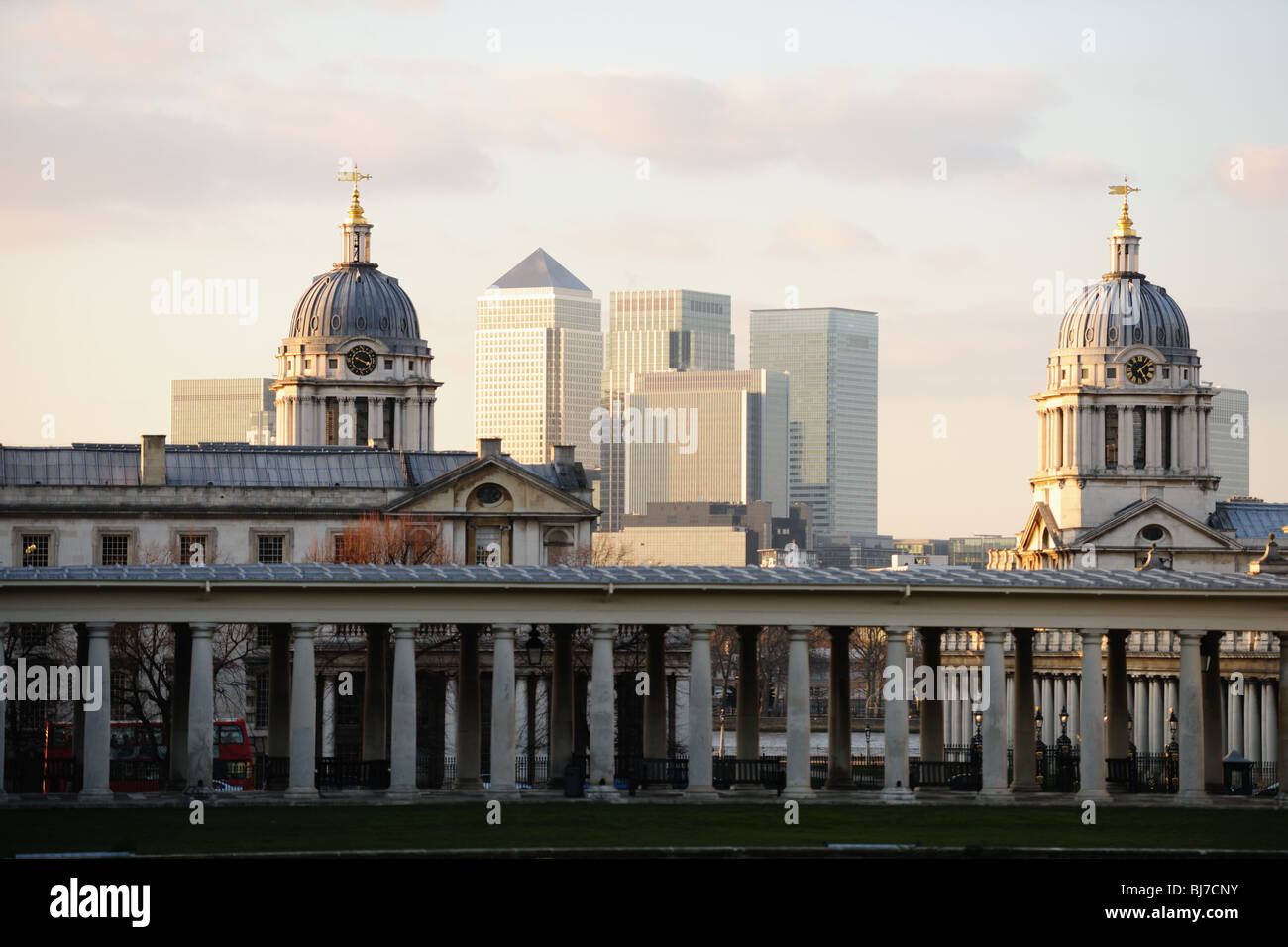 Türme von der Old Royal Naval College in Greenwich, London, UK, ein UNESCO-Welterbe mit Canary Wharf im Hintergrund in der Abenddämmerung Stockfoto