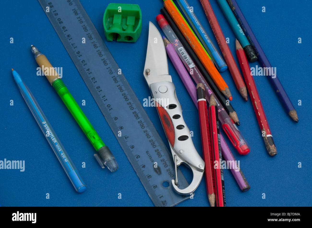 Messer unter Schule Bleistifte und Ausrüstung Stockfoto