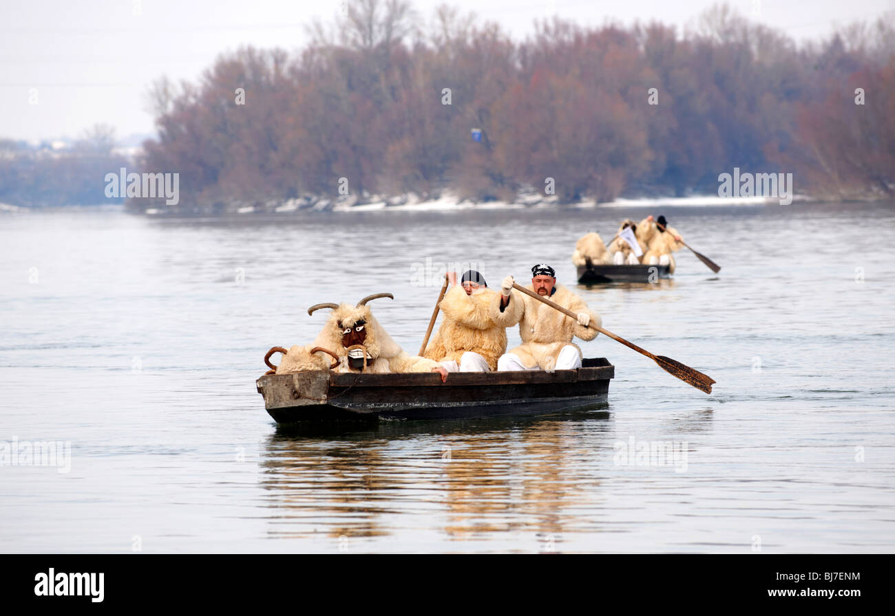 Buso ist überqueren die Donau bei der Busojaras Spring Festival 2010 Mohacs Ungarn - Stockfotos Stockfoto