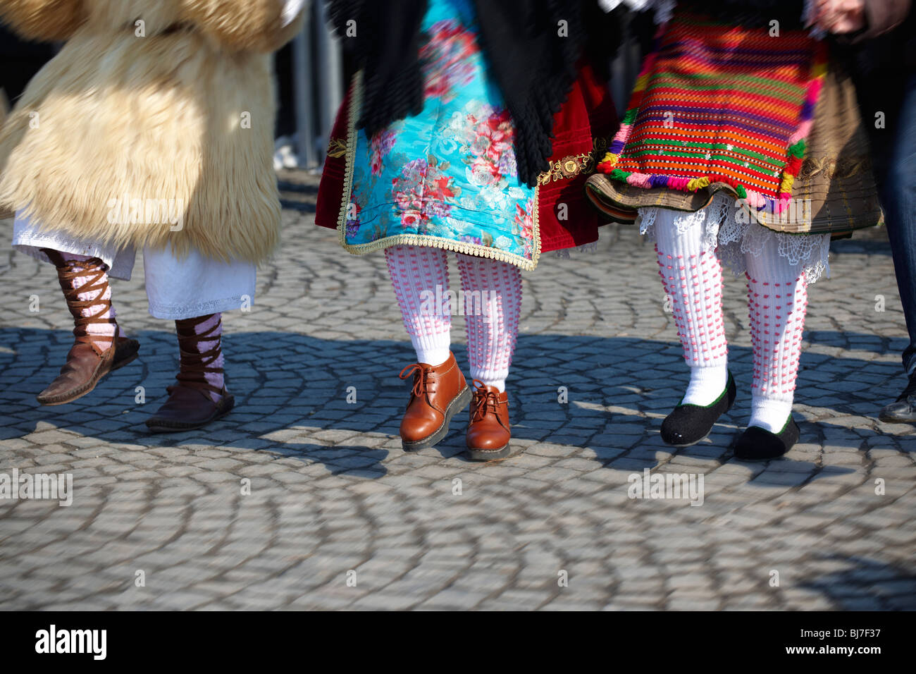 Traditionelle ungarische Sokrac-Tänzer auf dem Hauptplatz an der Busojaras Spring Festival 2010 Mohacs Ungarn - Stockfotos Stockfoto