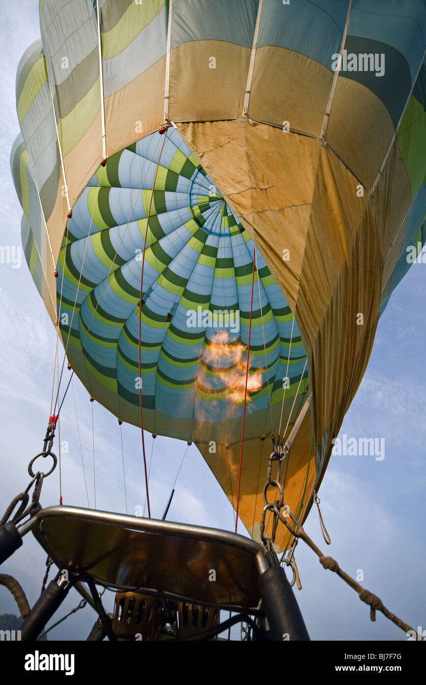 Propan-Flamme einen Heißluft-Ballon aufblasen Stockfoto