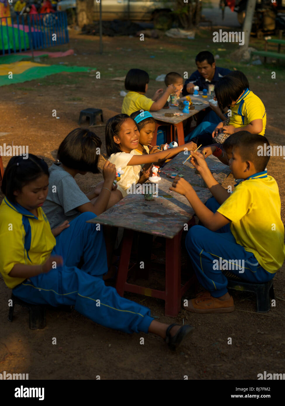 Thai Kinder Malerei Figuren auf einem Rummelplatz in Ban Chiang Stockfoto