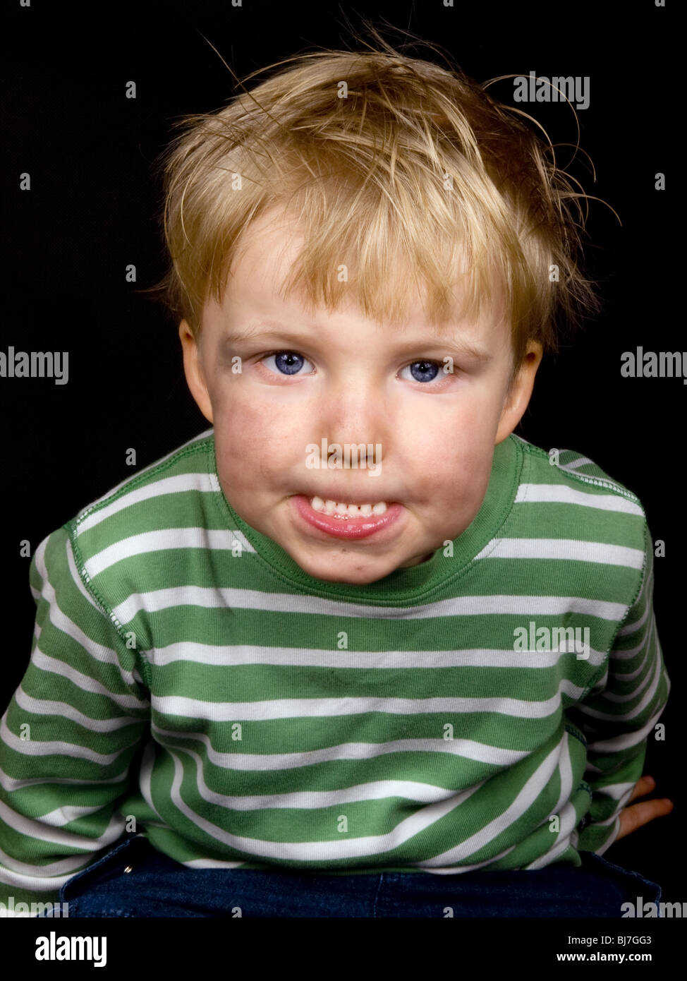 Kleiner Junge Lustiges Gesicht Auf Schwarzem Hintergrund Jungen Haben Blaue Augen Und Blondes Haar Und Habe Ein Bisschen Schmutz Auf Seinem Gesicht Stockfotografie Alamy