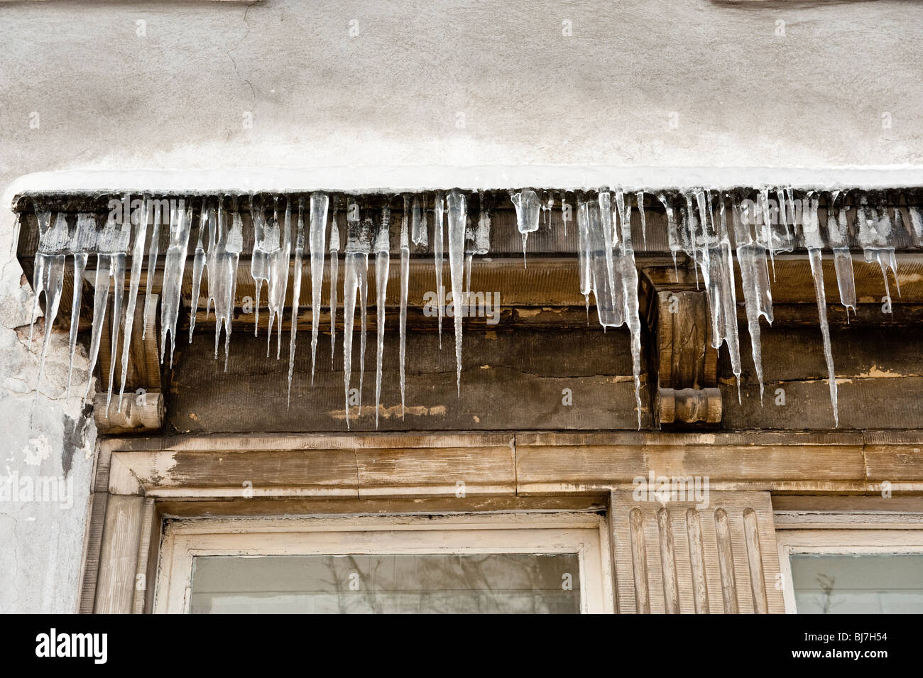 Eiszapfen und schmelzendem Schnee von den Dächern Krakowskie Przedmiecie Straße in Warschau Polen Stockfoto