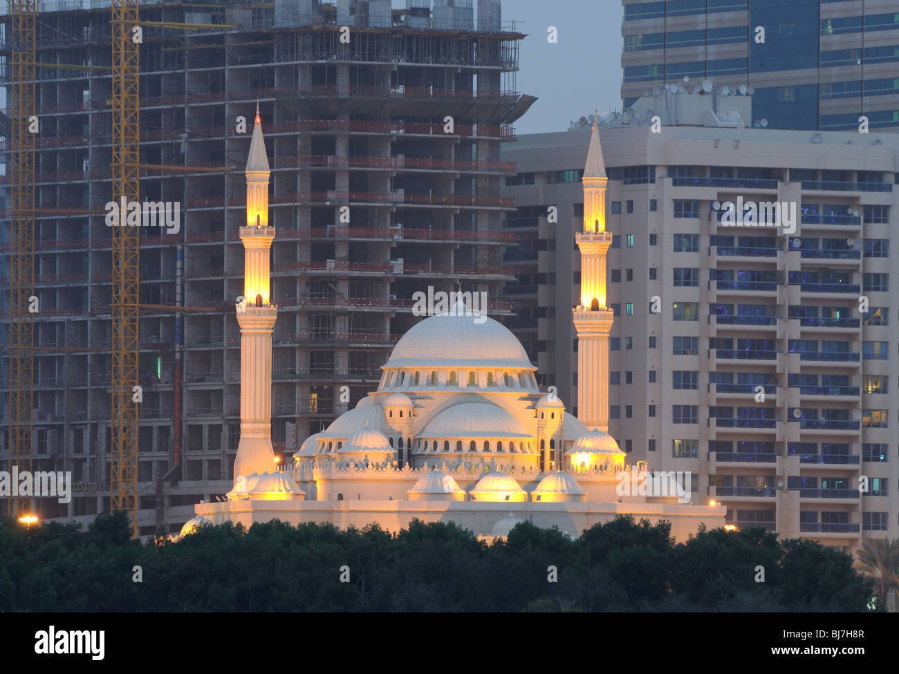 Al Noor Mosque in Sharjah Stadt in der Abenddämmerung, Vereinigte Arabische Emirate Stockfoto