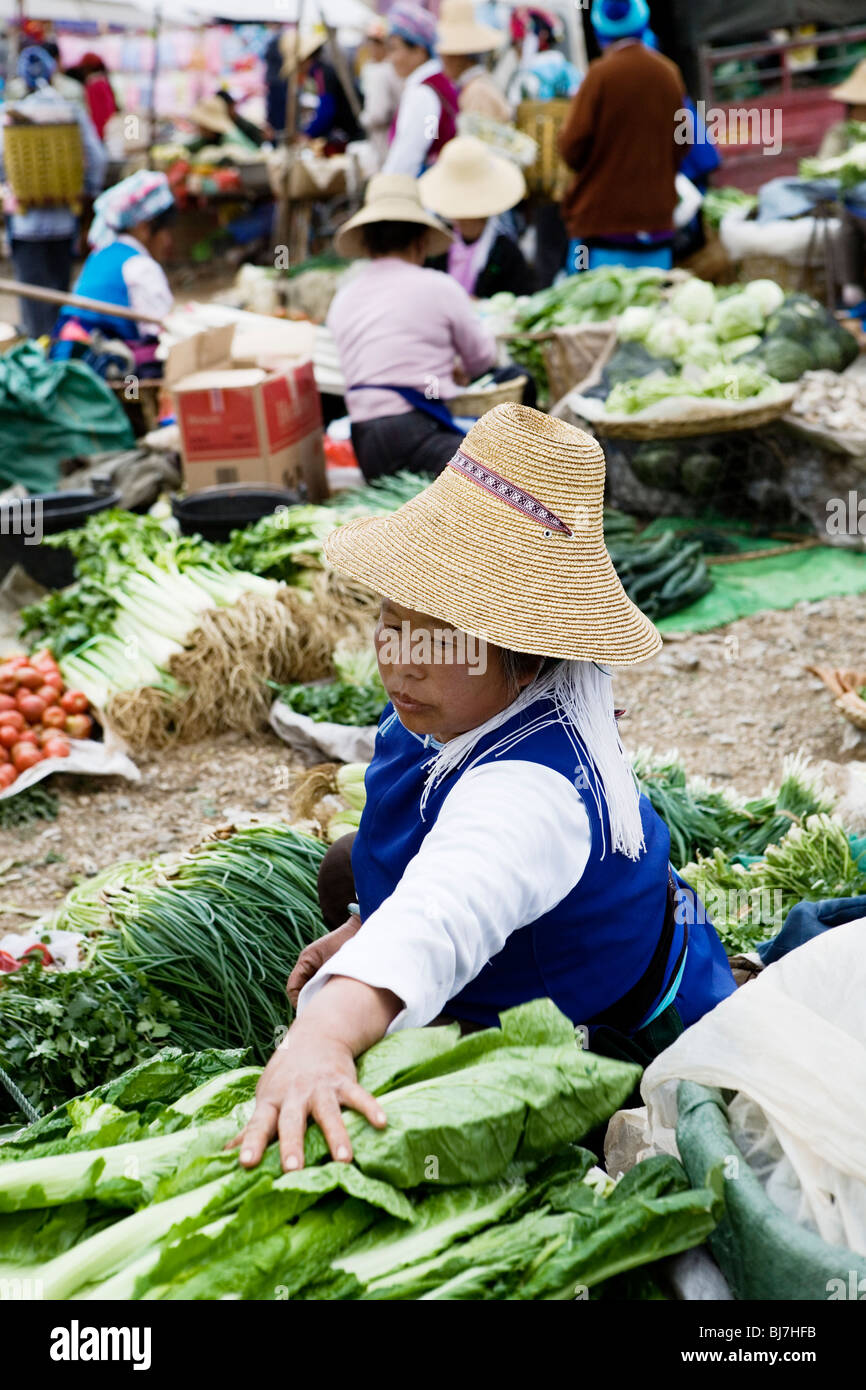 Frau verkaufen Gemüse am Wochenmarkt in Shaping (in der Nähe von Dali), Provinz Yunnan, China. Stockfoto