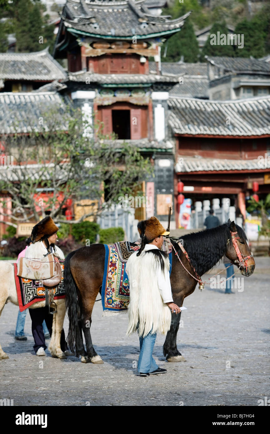 Chinesische wirbt verkleidet als tibetische Nomaden in der touristischen Stadt von Lijiang, Provinz Yunnan, China. Stockfoto