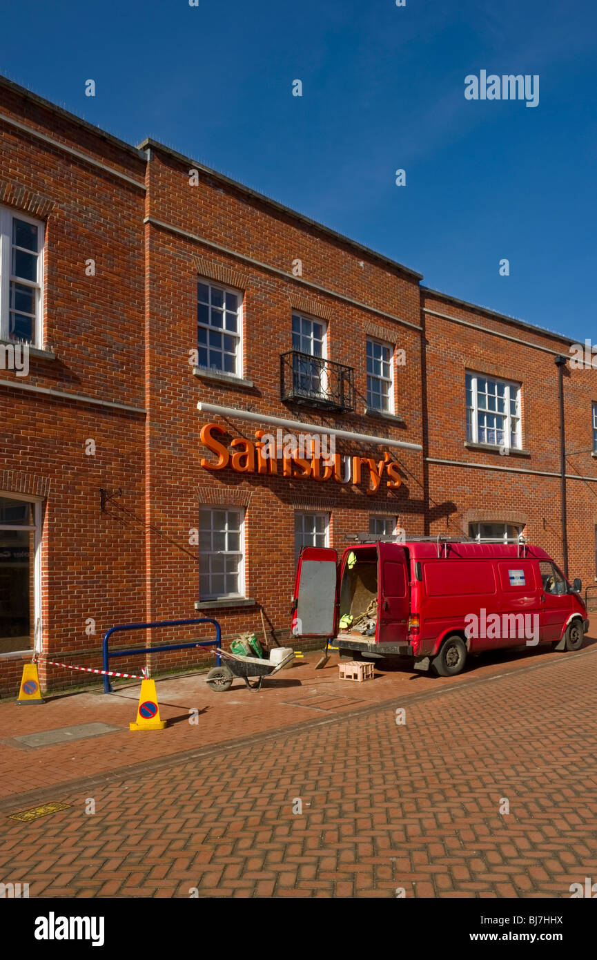 Pflasterung Reparaturen, Wartung und Pflege außerhalb Sainsbury Supermarkt, Chesham; roten van parkte in der Nähe Stockfoto