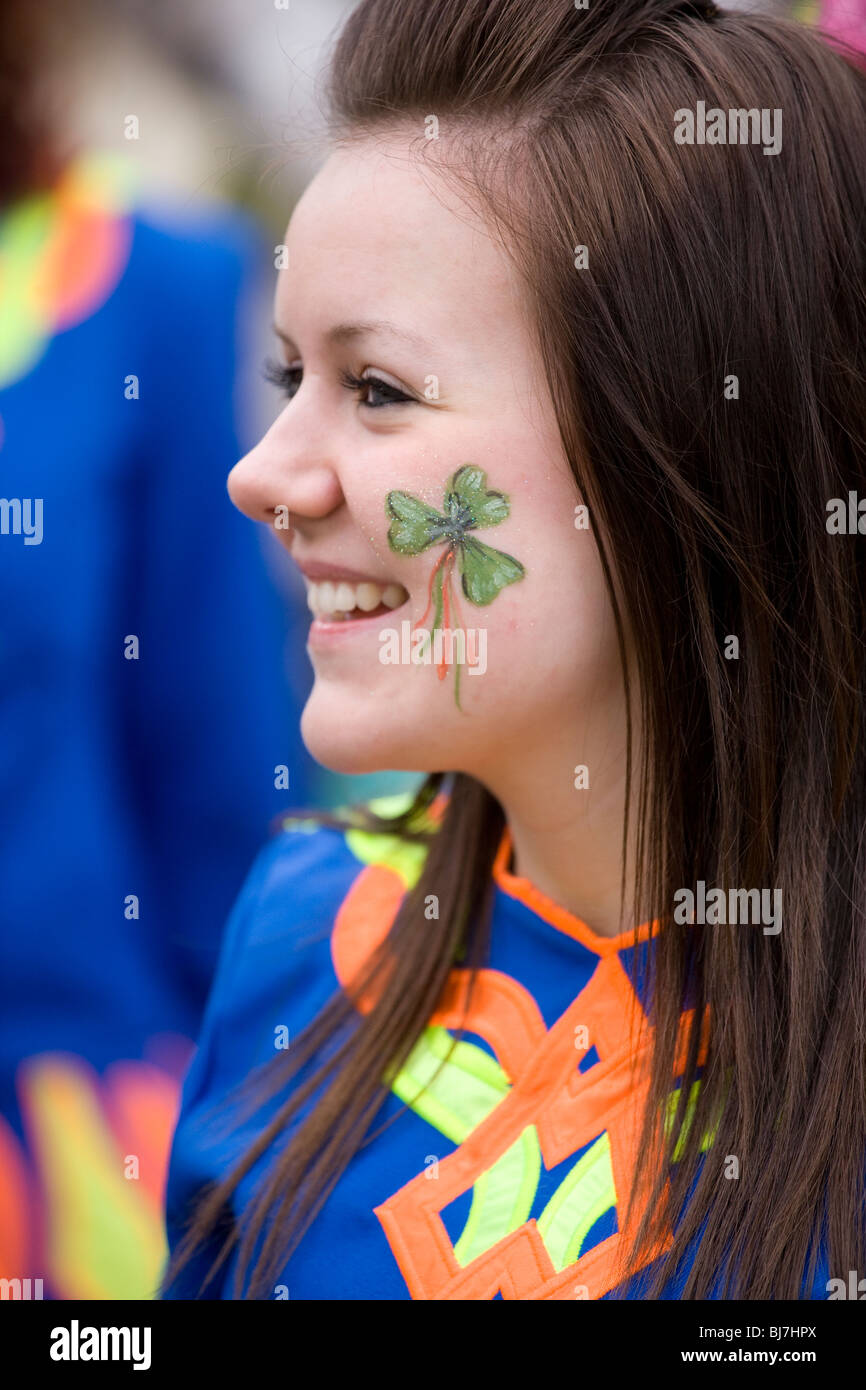 St. Patricks Tag Irland irische Grün tragen Parade Paddy Paddys Festtag Patrick Kleeblatt weiß orange gold Mädchen Stockfoto