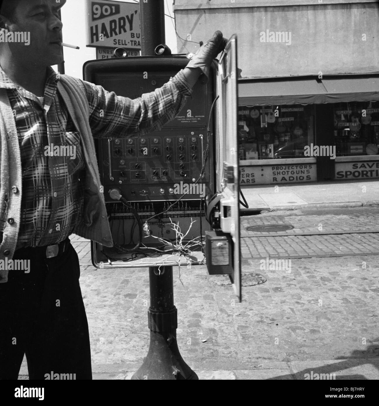 Ein Telefon Unternehmen Arbeiter mit Zigarette baumelte Werke in Philadelphia in den 1960er Jahren. blauen Kragen Arbeiterklasse Stockfoto