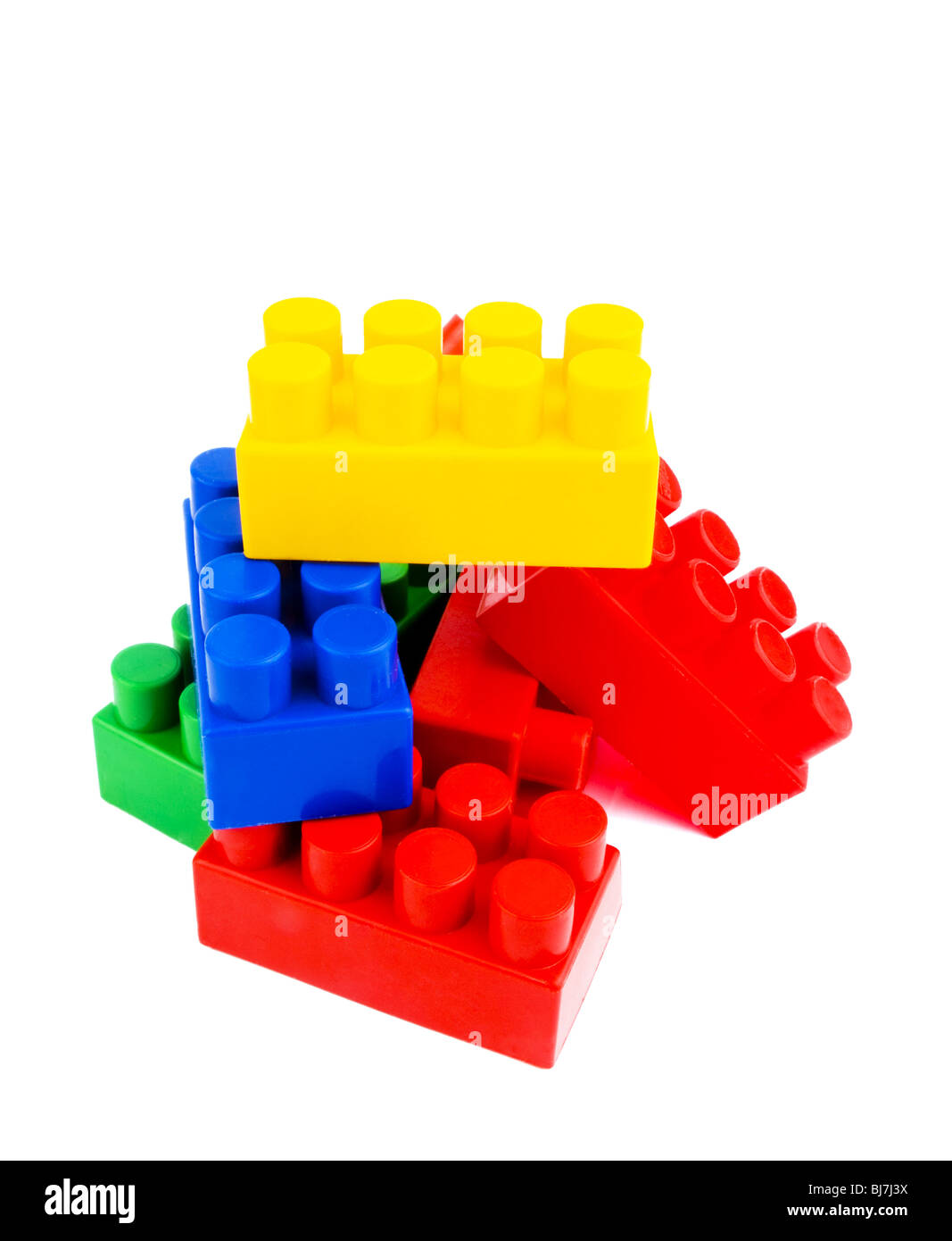 Bunte Plastikziegelsteine auf weißem Hintergrund Stockfoto