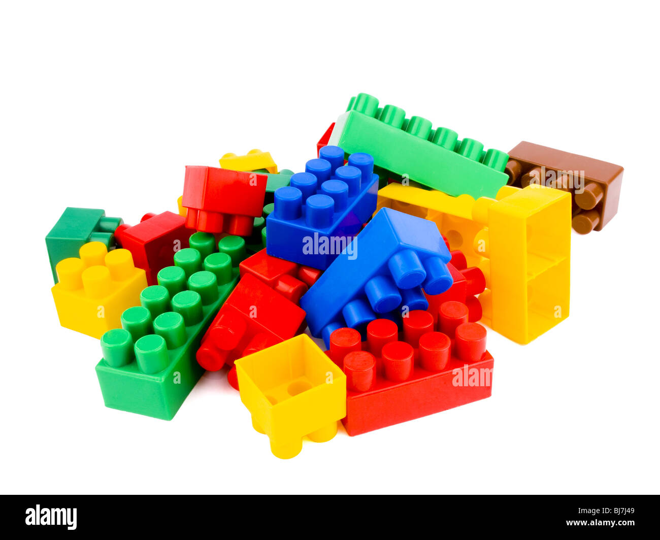Bunte Plastikziegelsteine auf weißem Hintergrund Stockfoto