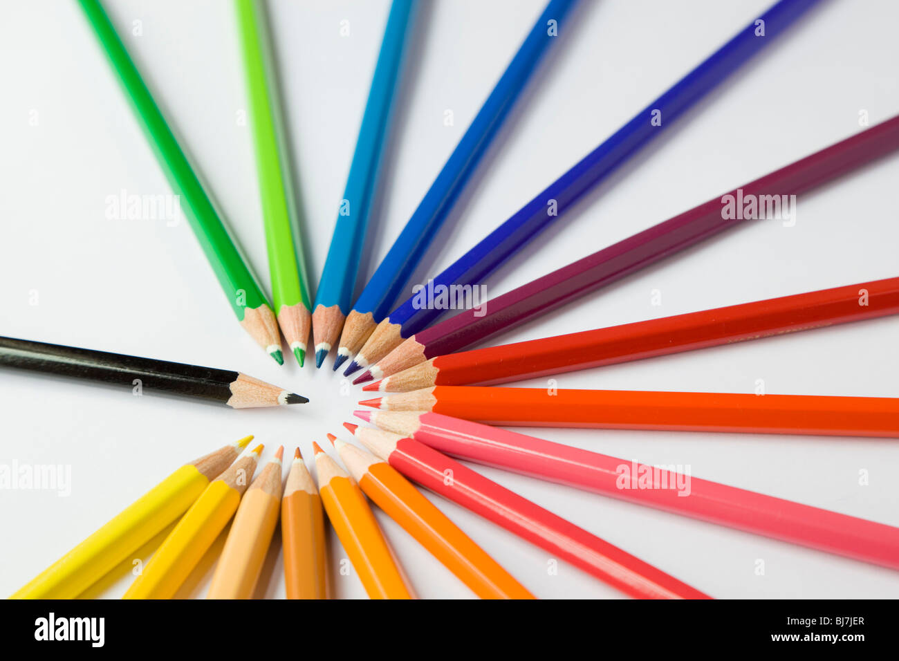 Schwarzer Stift, die Konfrontation mit einer Gruppe von Buntstiften Stockfoto