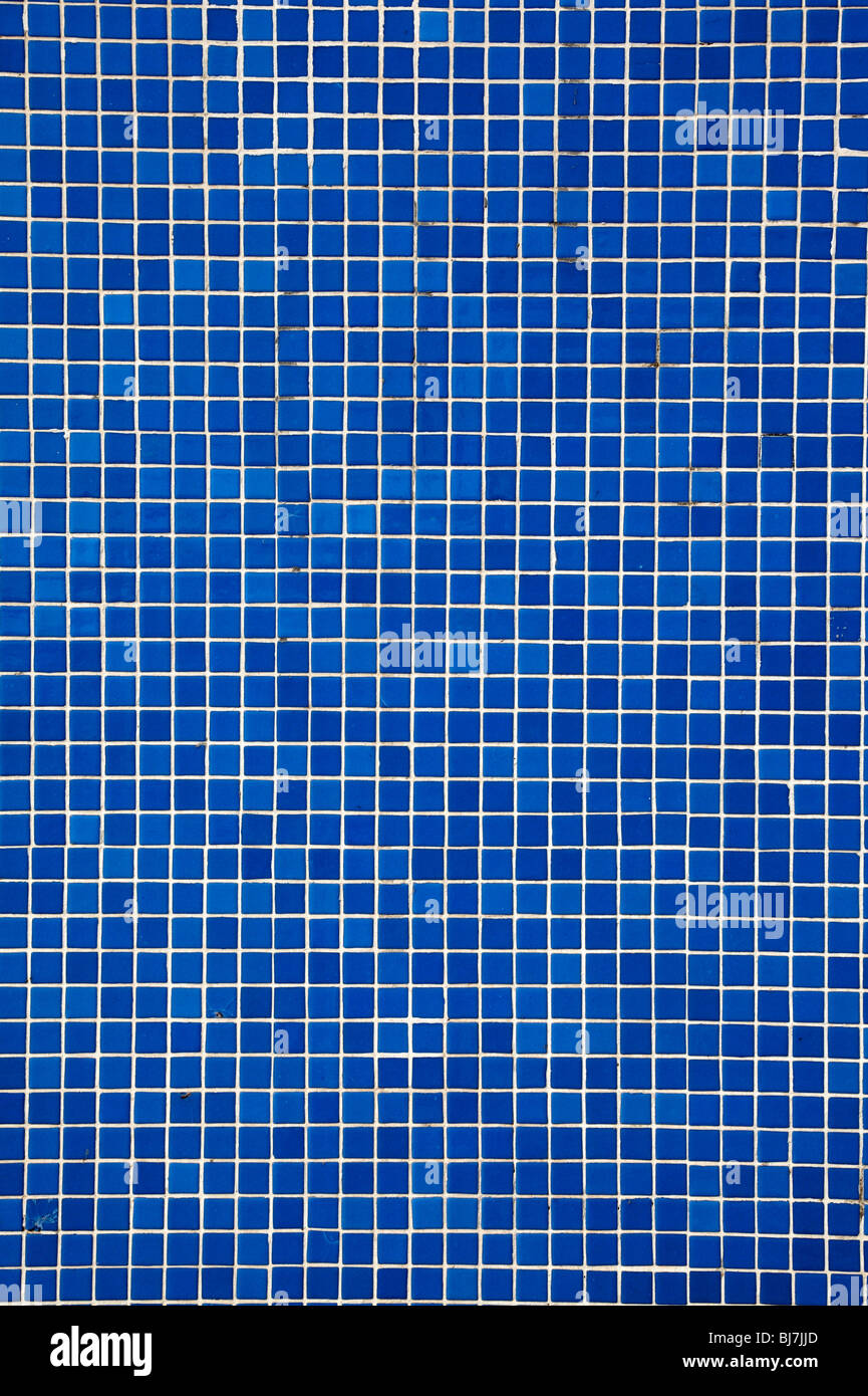 blaue Mosaik-Fliesen an der Wand Stockfoto