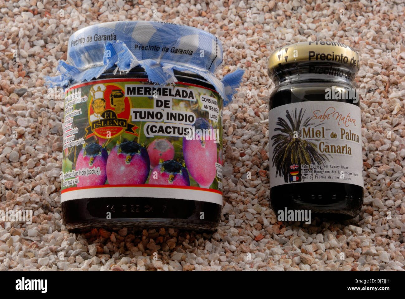 Ein Glas mit Marmelada de Tuno Indio, Kaktus-Marmelade und ein Glas Miel de Palma Canarias, Palmenhonig von Kanarischen Inseln, Barranco Stockfoto