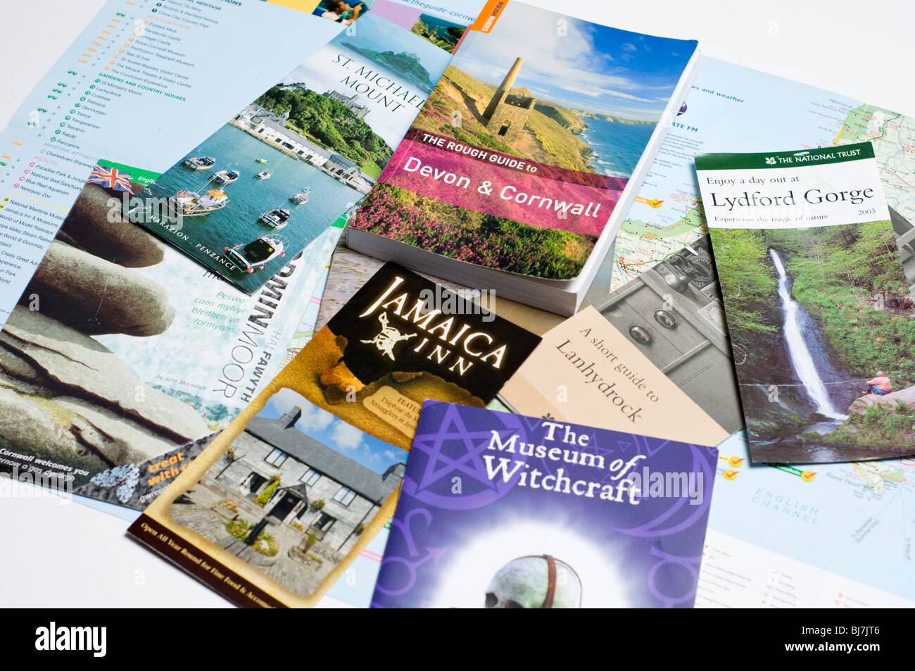 Eine Auswahl an Reiseführern und Prospekten über Cornwall in England, UK Stockfoto