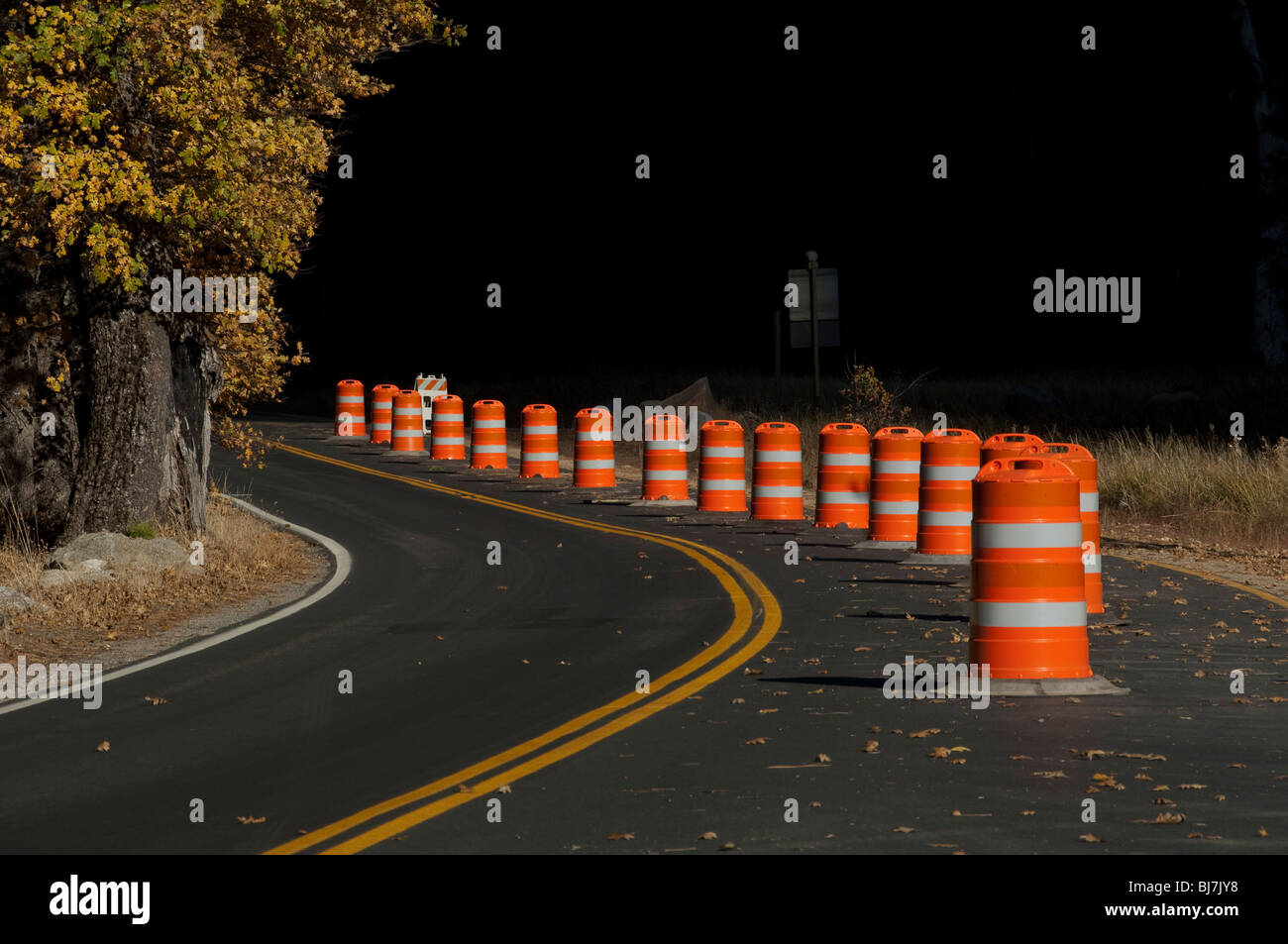 Orange Barrikaden entlang einer Autobahn in Kalifornien. Stockfoto