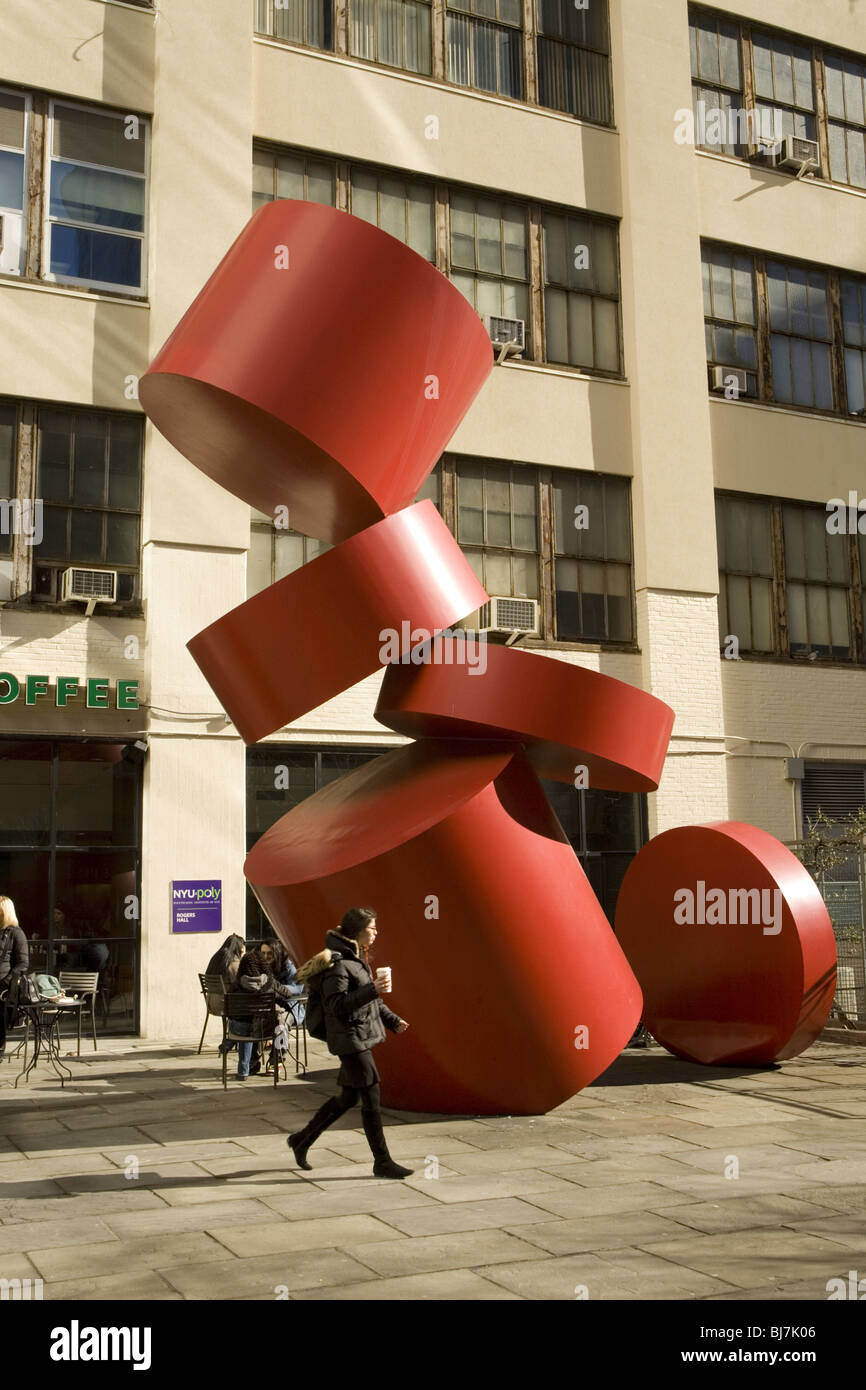 The Sculpture, 'Balanced Cylinders' von Paul Sisko auf der Polytech Plaza in der Jay Street vor dem NYU Politechnic Institute in Brooklyn, NY. Stockfoto