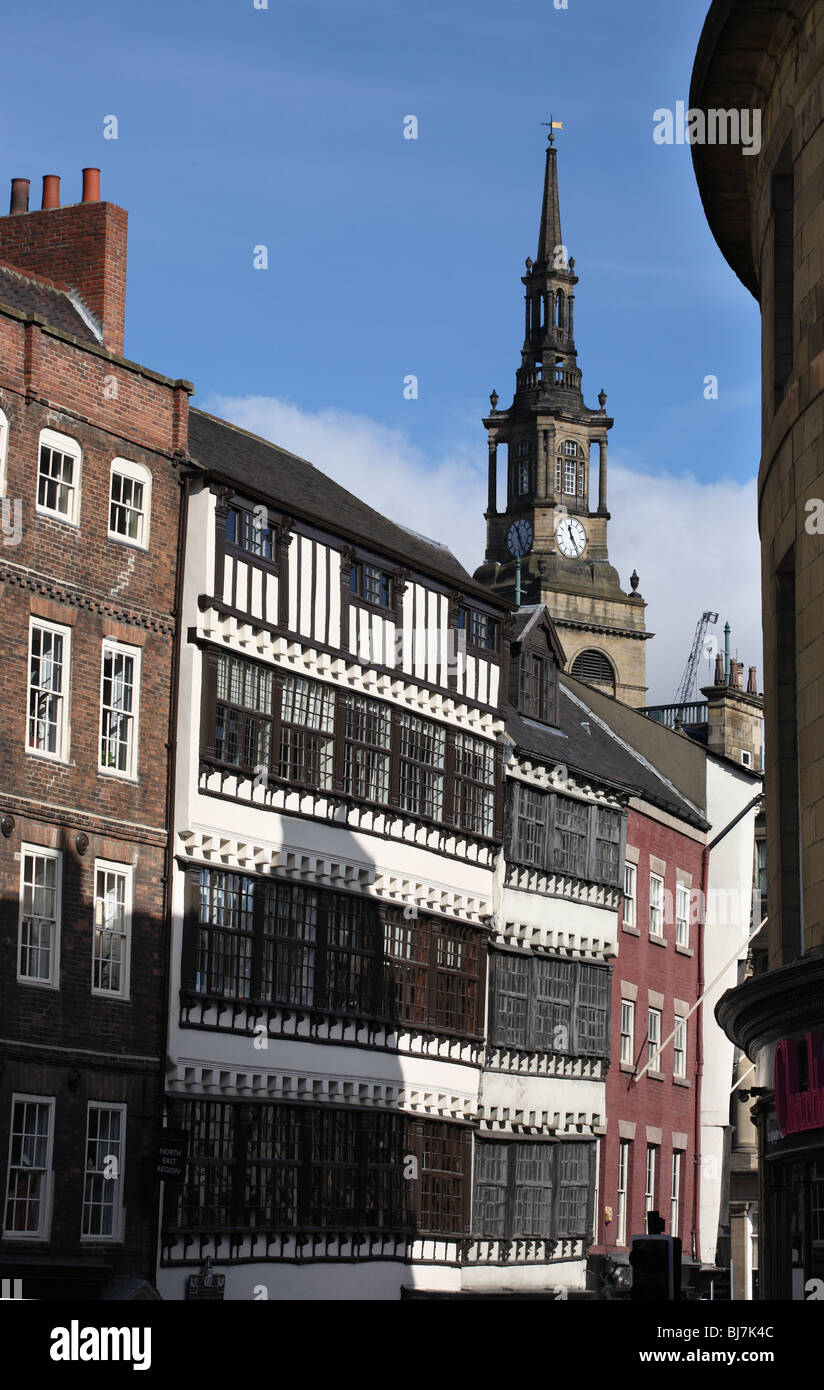 Bessie Surtees Haus auf Newcastle Quayside mit Allerheiligen-Kirche im Hintergrund Stockfoto