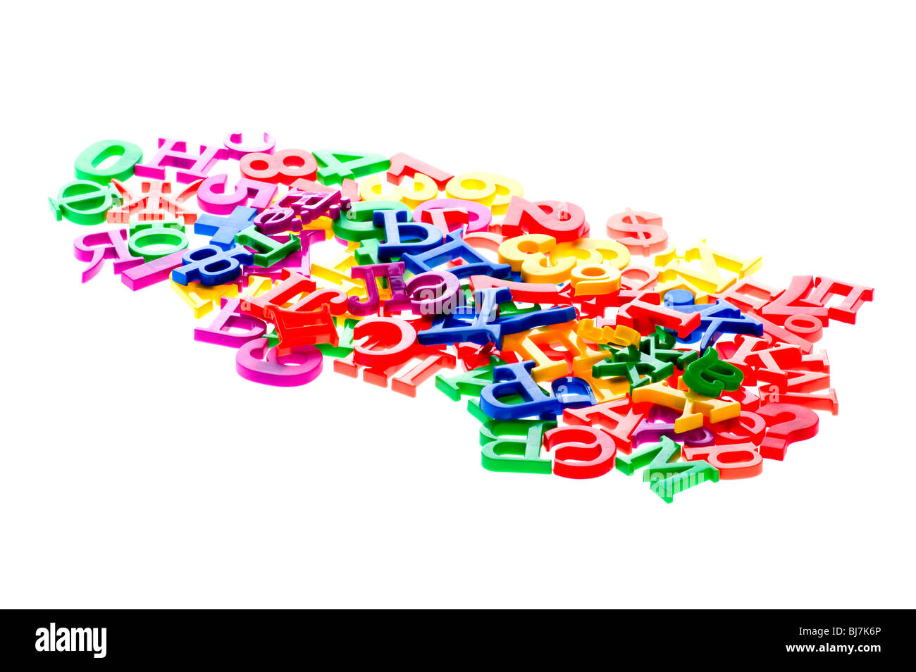 Objekt auf weiß - Spielzeug aus Kunststoff-Buchstaben und Zahlen Stockfoto