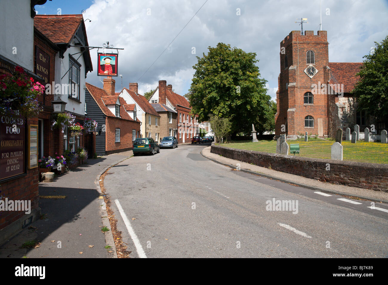 Main Street, Kneipe und Pfarrei Dorfkirche Bradwell-on-Sea, Essex Stockfoto