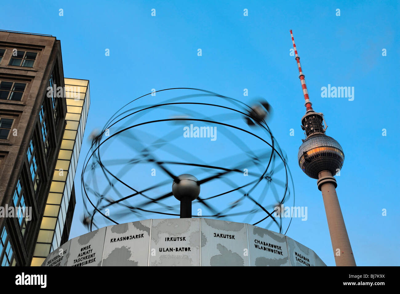 Urania-Weltzeituhr vor Turm Fernsehturm am Alexanderplatz, Berlin, Deutschland, Europa Stockfoto