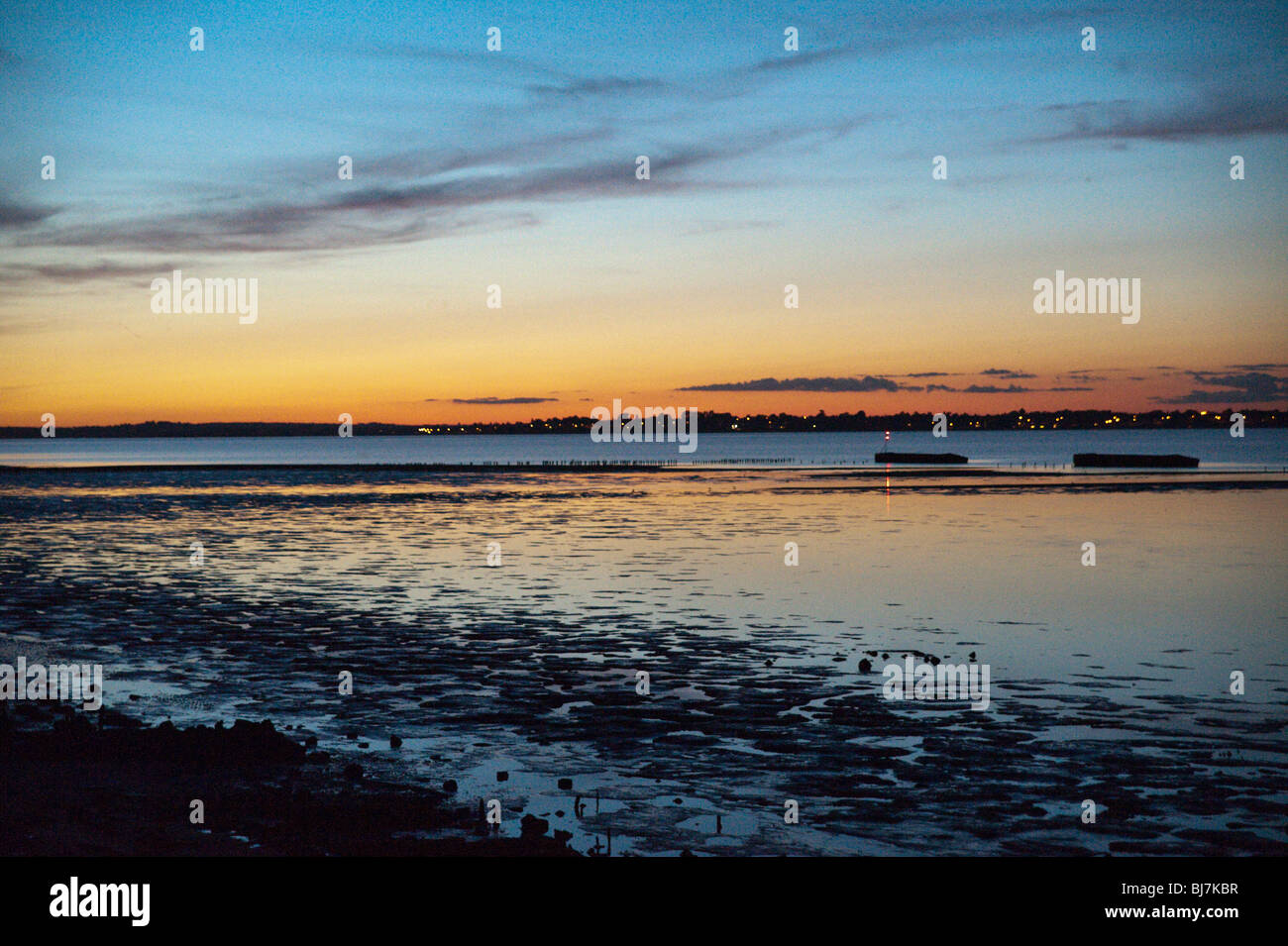 Nachtansicht der Mündung des Flusses Blackwater bei Bradwell-on-Sea, Essex mit Zeile versunkene Schiffe und nach Sonnenuntergang Licht Stockfoto