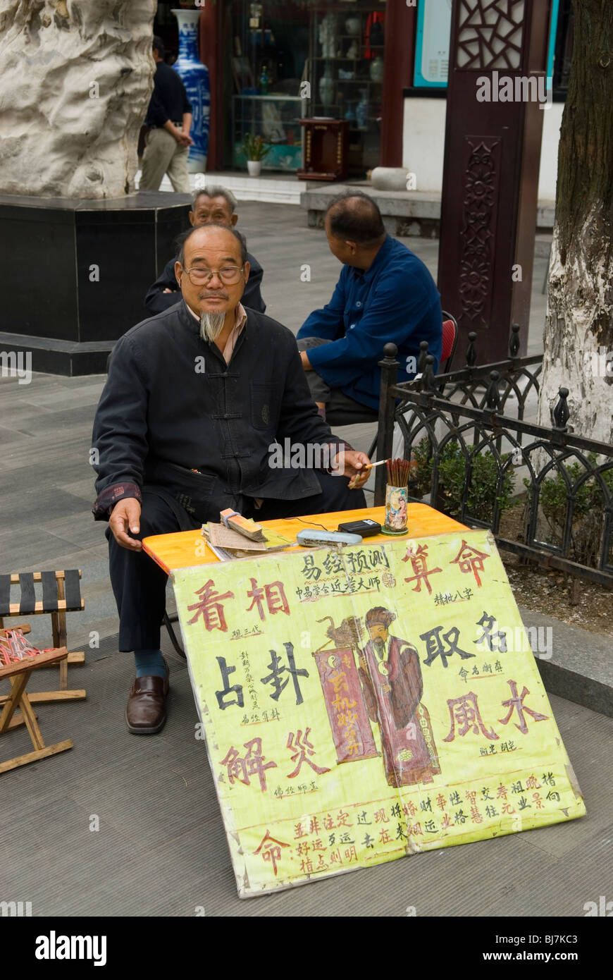 Wahrsagerin vor dem buddhistischen Guiyuan Tempel in Wuhan, Provinz Hubei, China Stockfoto
