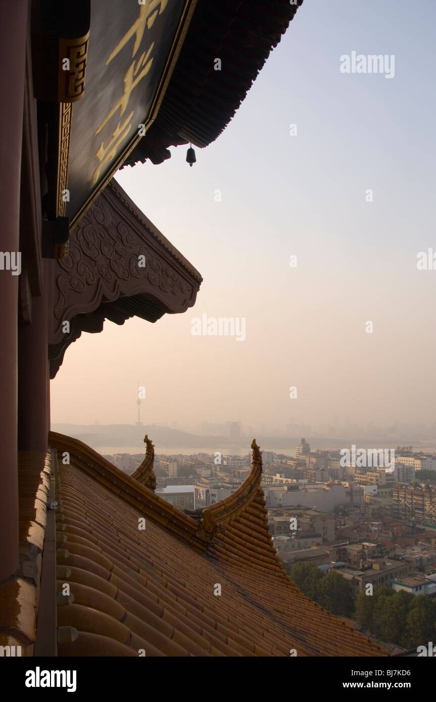 Blick vom Yellow Crane Tower auf modernen Teil von Wuhan, Provinz Hubei, China Stockfoto