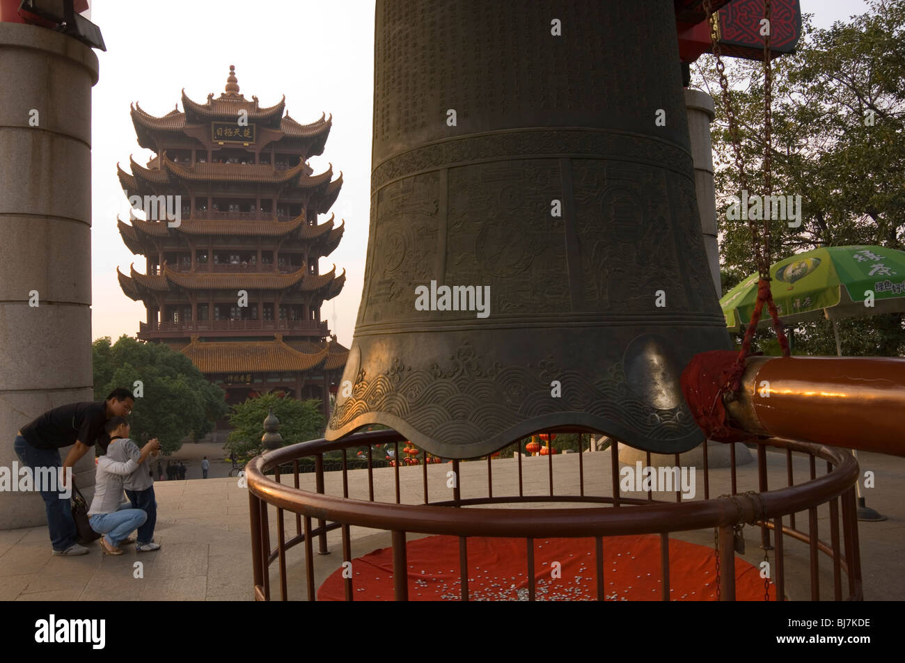Yellow Crane Tower und Millennium Bell in Wuhan, Provinz Hubei, China Stockfoto