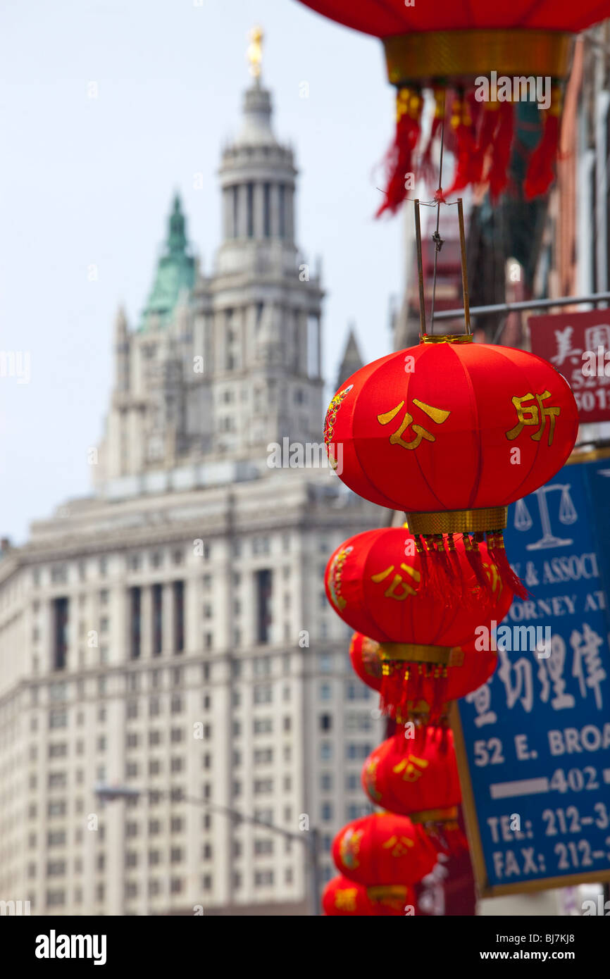 Manhattan Municipal Building und roten Laternen in Chinatown in New York City Stockfoto