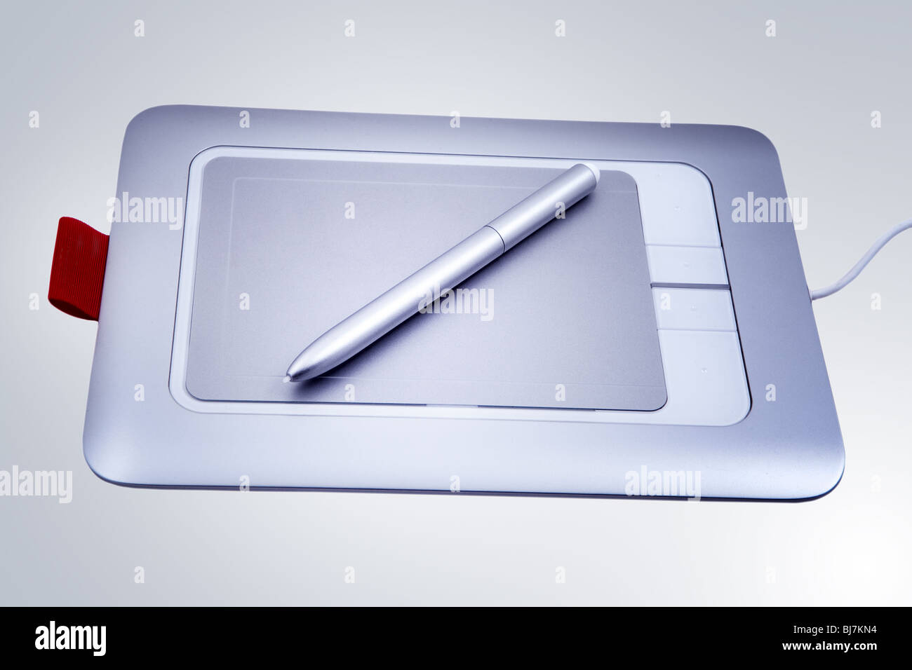 Elektronische Zeichnung Stifttablett isoliert auf blauem Hintergrund Stockfoto