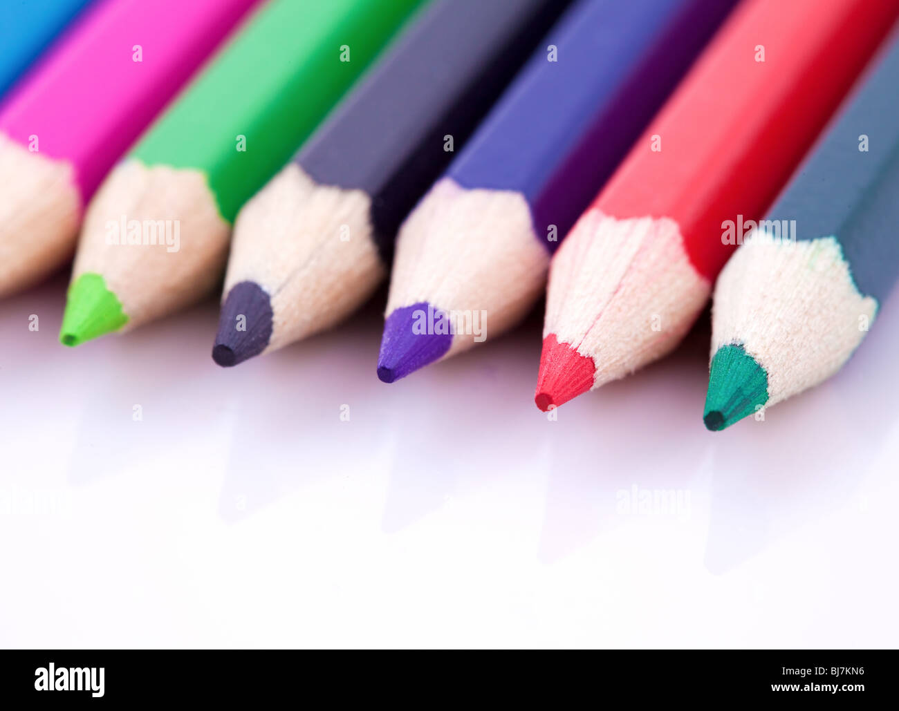 Makro von Farbstiften isoliert auf weißem Hintergrund Stockfoto