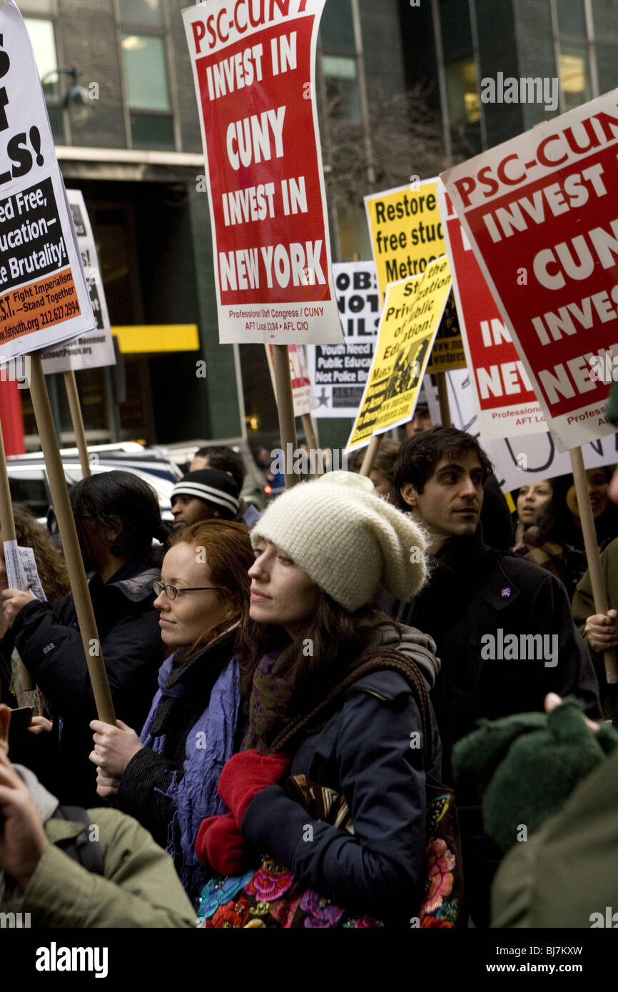 College-Studenten und Dozenten zeigen außerhalb New Yorker Gouverneur Büro in Manhattan gegen weitere Budgetkürzungen zu Bildung. Stockfoto