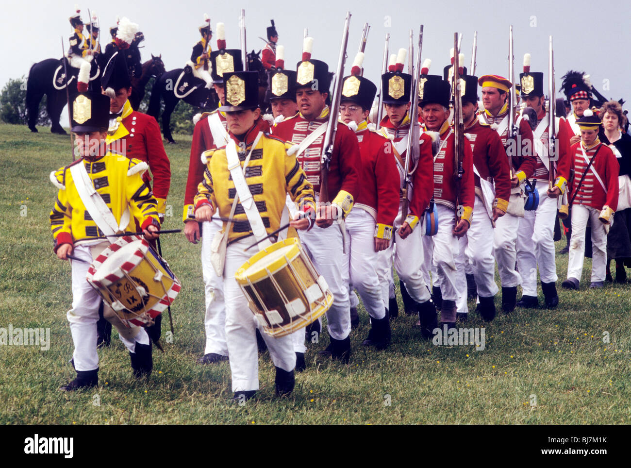 Britische Infanterie Redcoats marschieren in Spalte, Regimenter 1815 Fuß Regiment englische britischer Soldat Soldaten einheitliche Uniformen Stockfoto