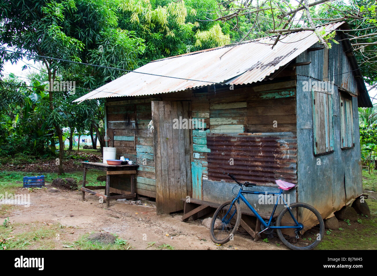 Zink Blech und Holz Geburtshaus Architektur im ländlichen Dschungel mit Fahrrad Corn Island Nicaragua in Mittelamerika Stockfoto