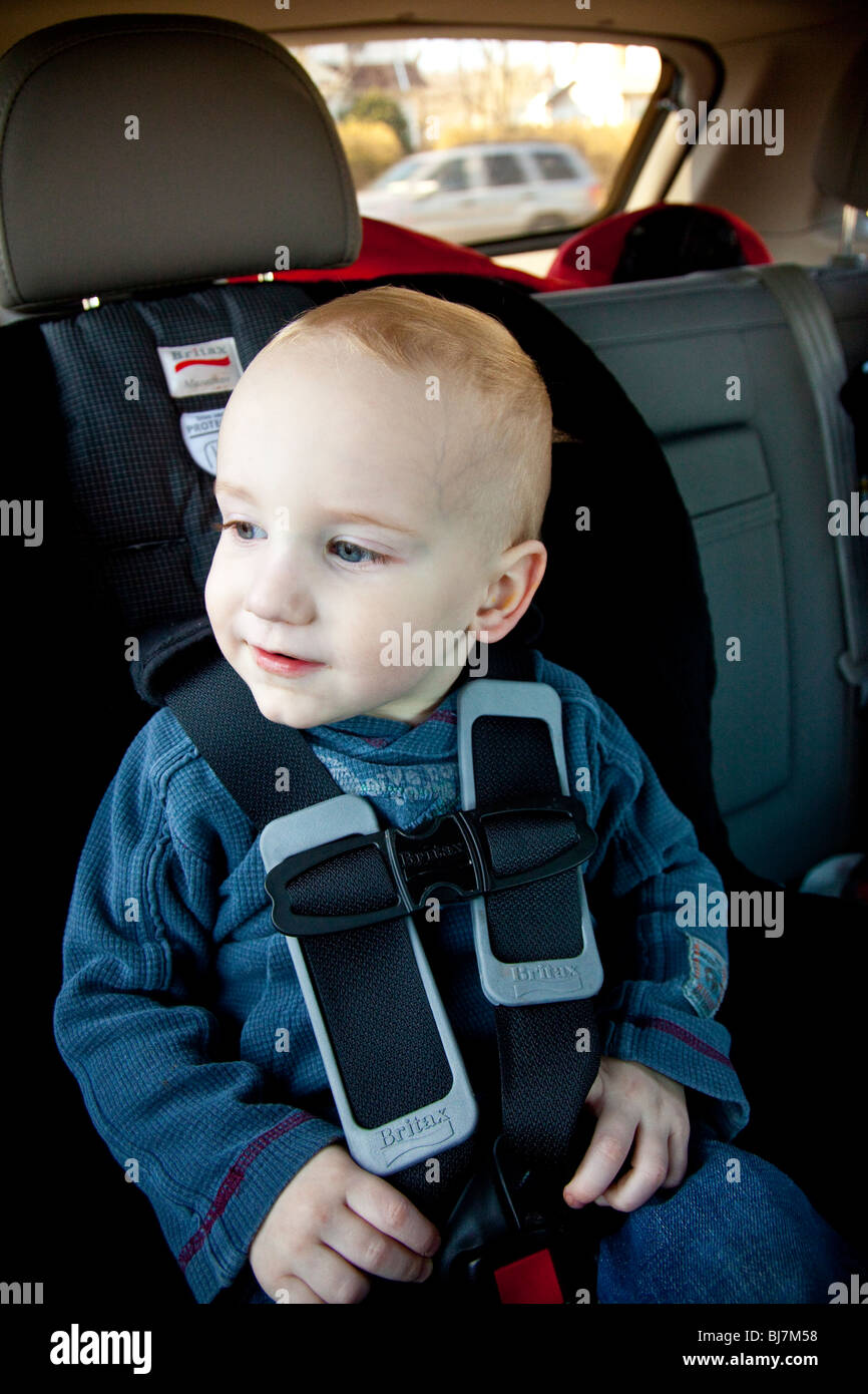 2 Jahre alter Junge in einem Kindersitz in New Jersey, USA Stockfotografie  - Alamy