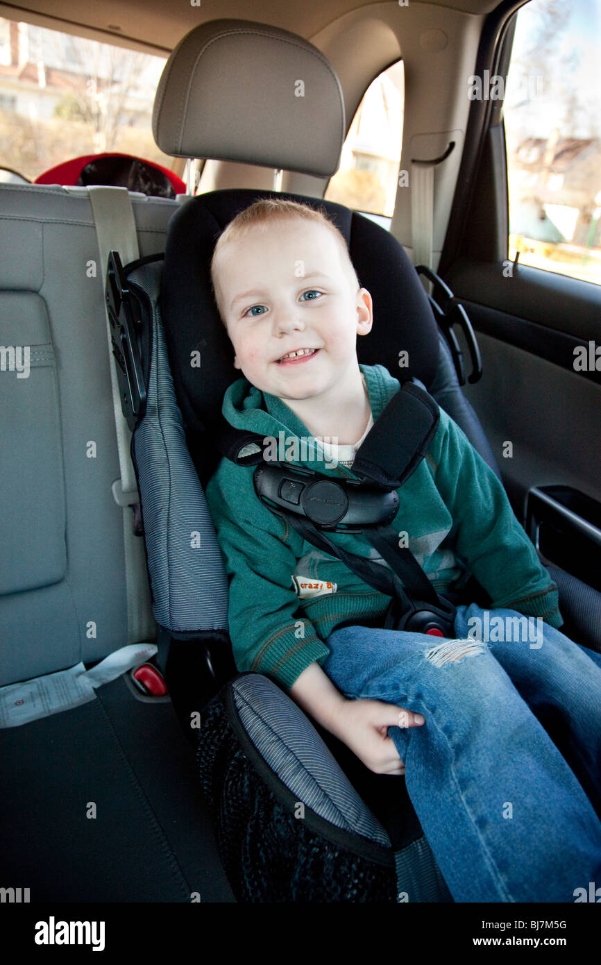 2 Jahre alter Junge in einem Kindersitz in New Jersey, USA Stockfotografie  - Alamy