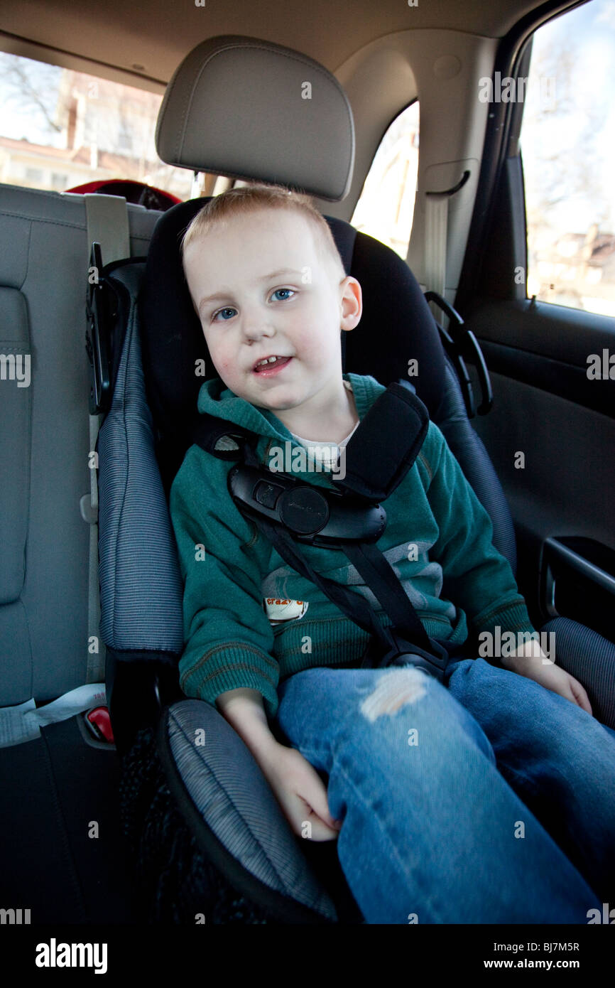 2 Jahre alter Junge in einem Kindersitz in New Jersey, USA Stockfoto