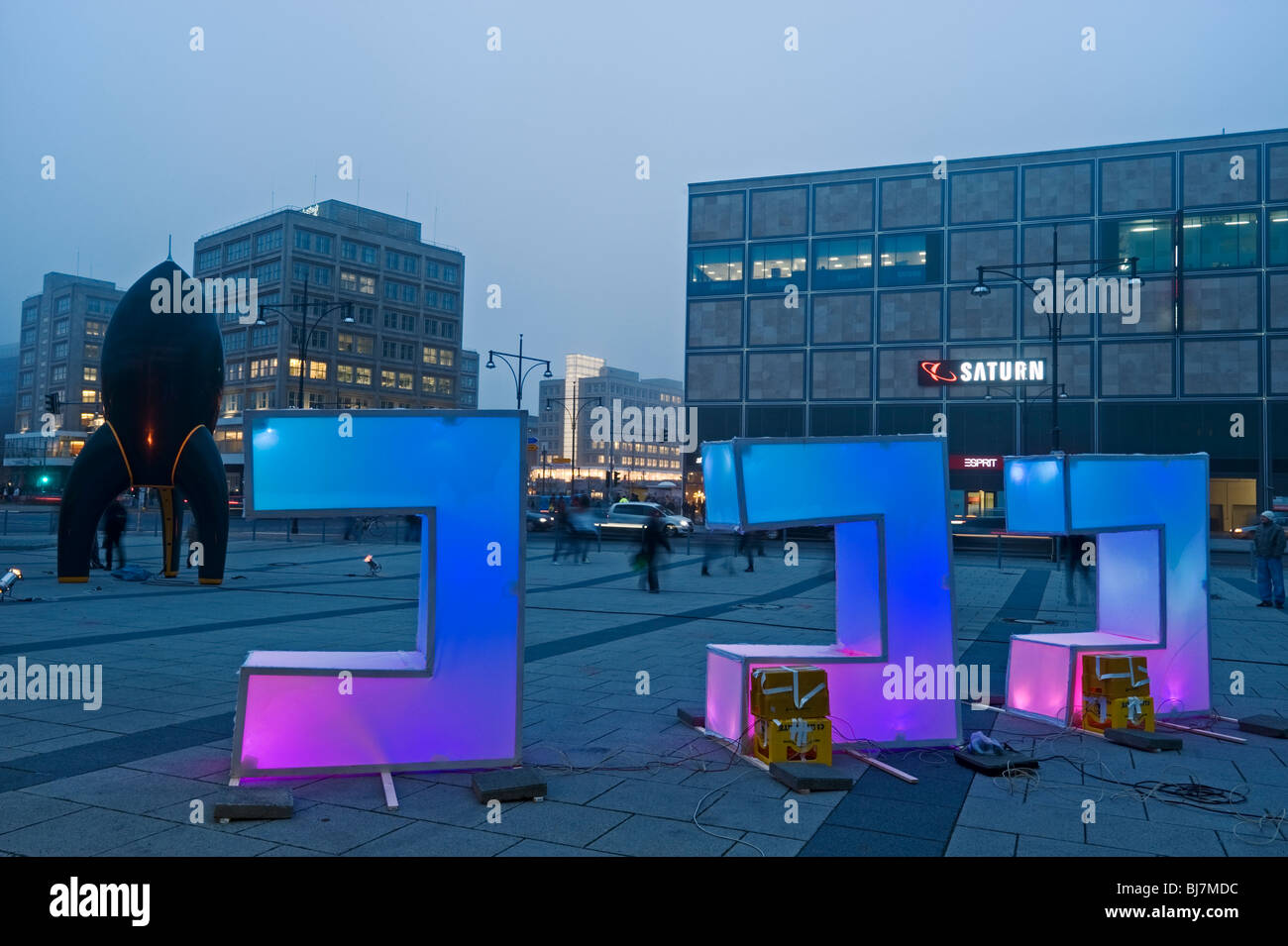 Leuchtbuchstaben und Rakete vor dem Berliner Congress Center, Bcc, während der Chaos Communication Congress 26 3 Stockfoto