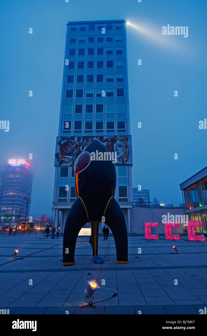 Leuchtbuchstaben und Fairydust Rakete vor dem Haus des Lehrers während der Chaos Communication Congress 26 3 Stockfoto