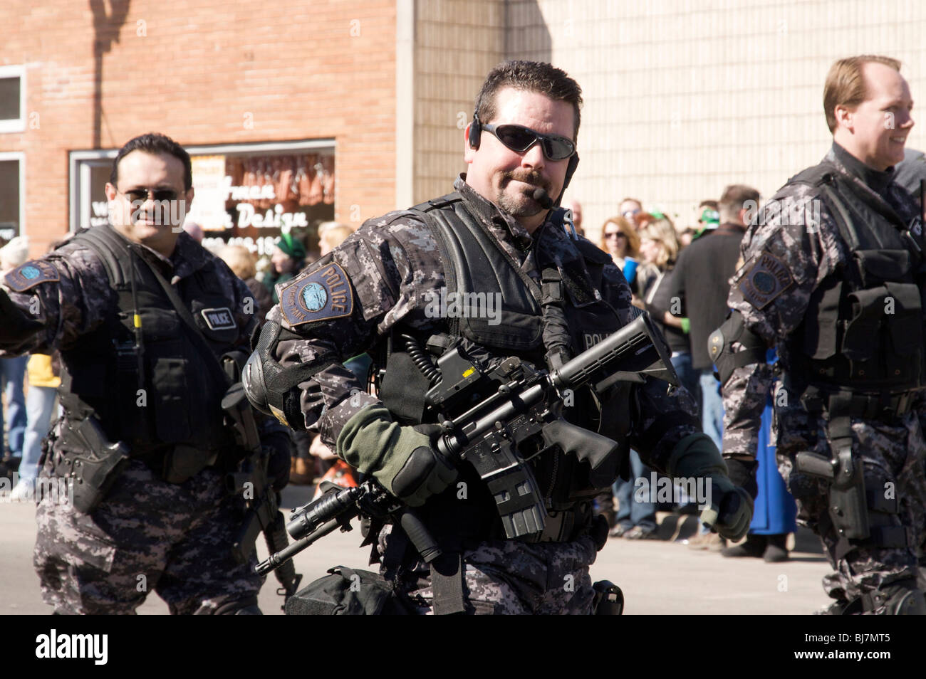 SWAT Team Parade marschieren. 2010 St. Patricks Day Parade. Forest Park, Illinois. Waffe ist Colt M4 Carbine. Stockfoto