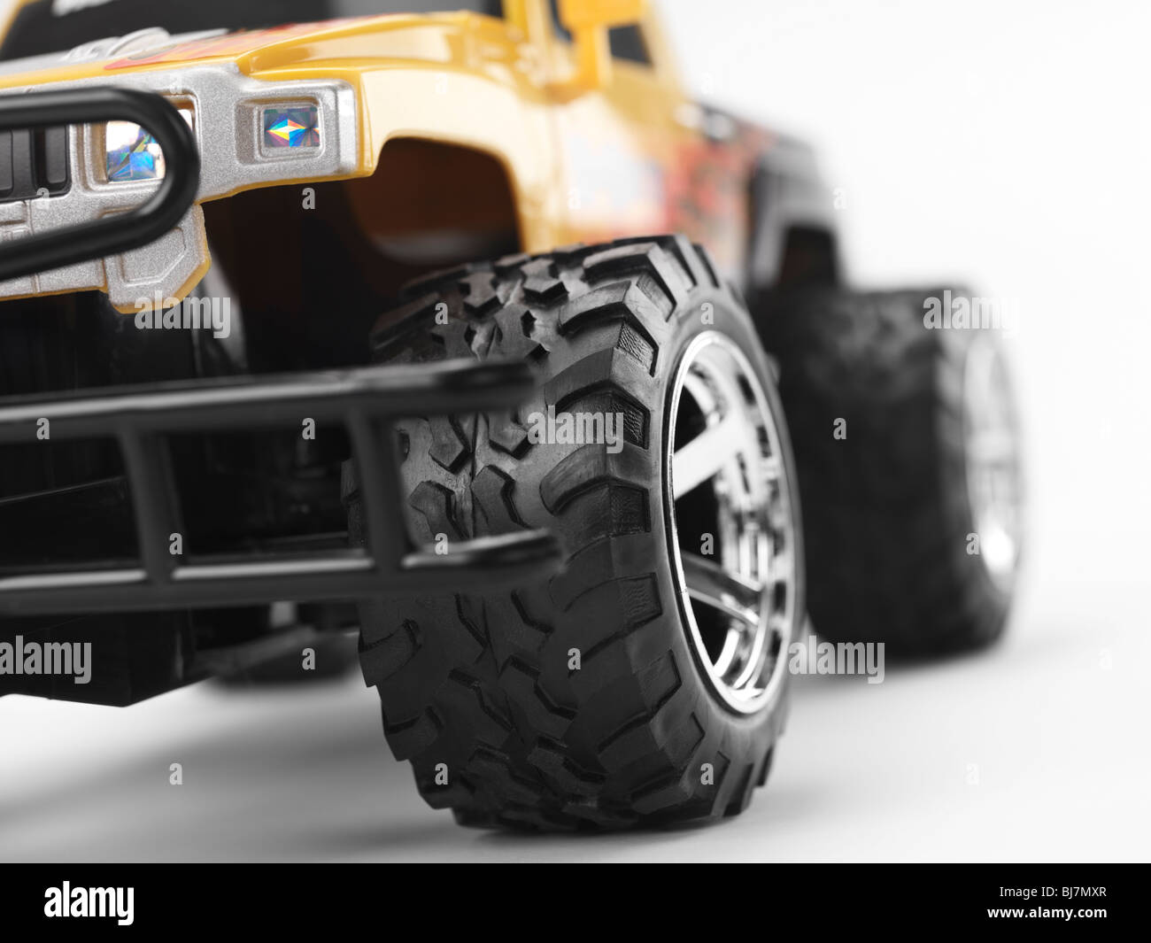 Monster Truck Spielzeug Auto Rad Nahaufnahme. Isoliert auf weißem Hintergrund. Stockfoto