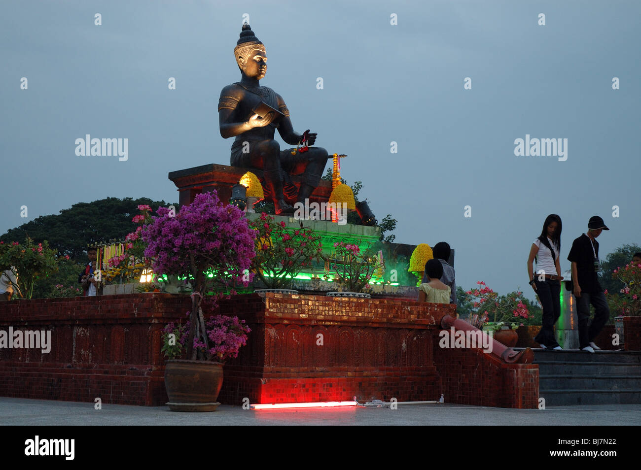 Pilger auf dem Loi Kratong Festival 'make Verdienst"Buddha vor den Abend Feierlichkeiten, Wat Mahathat, Sukhothai, Thailand Stockfoto