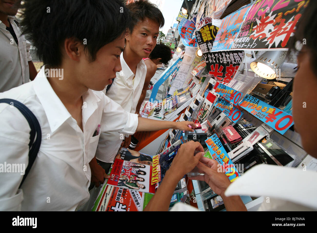 Kunden einkaufen für neue Mobiltelefone im Phone Store in Tokio, Japan, 2007. Stockfoto