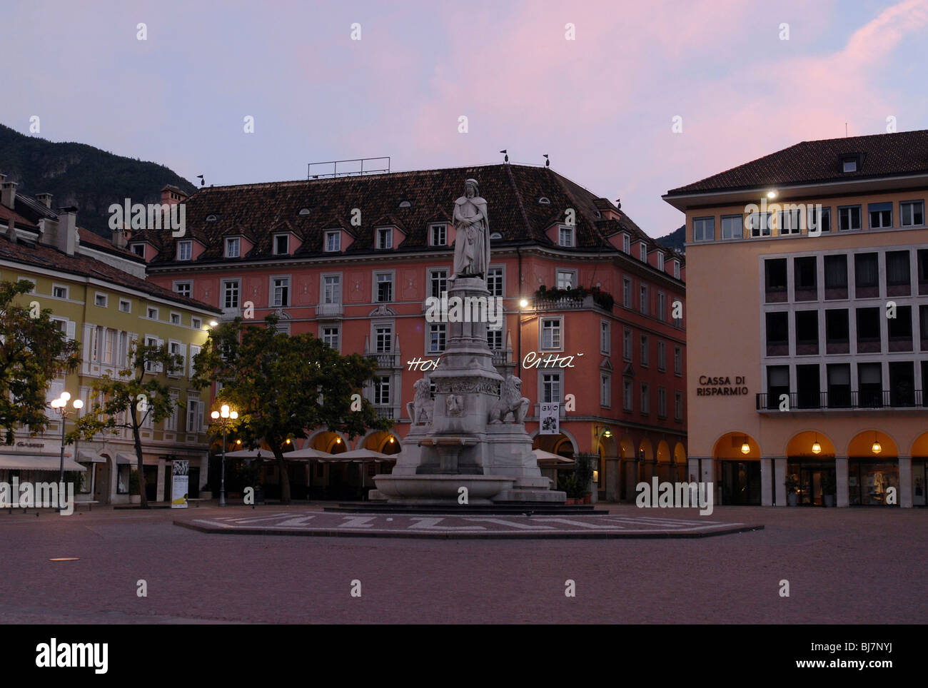 Waltherplatz in Bozen am Abend, Italien Stockfoto